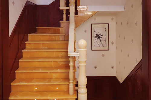 临泉中式别墅室内汉白玉石楼梯的定制安装装饰效果