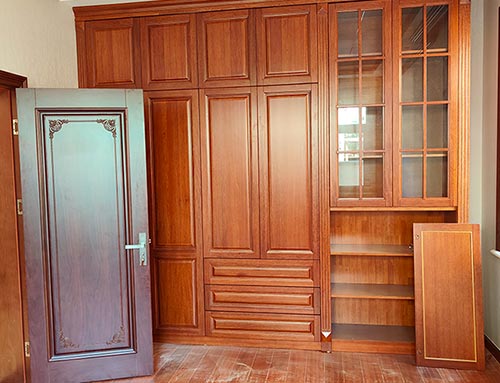 临泉中式家庭装修里定制的实木衣柜效果图